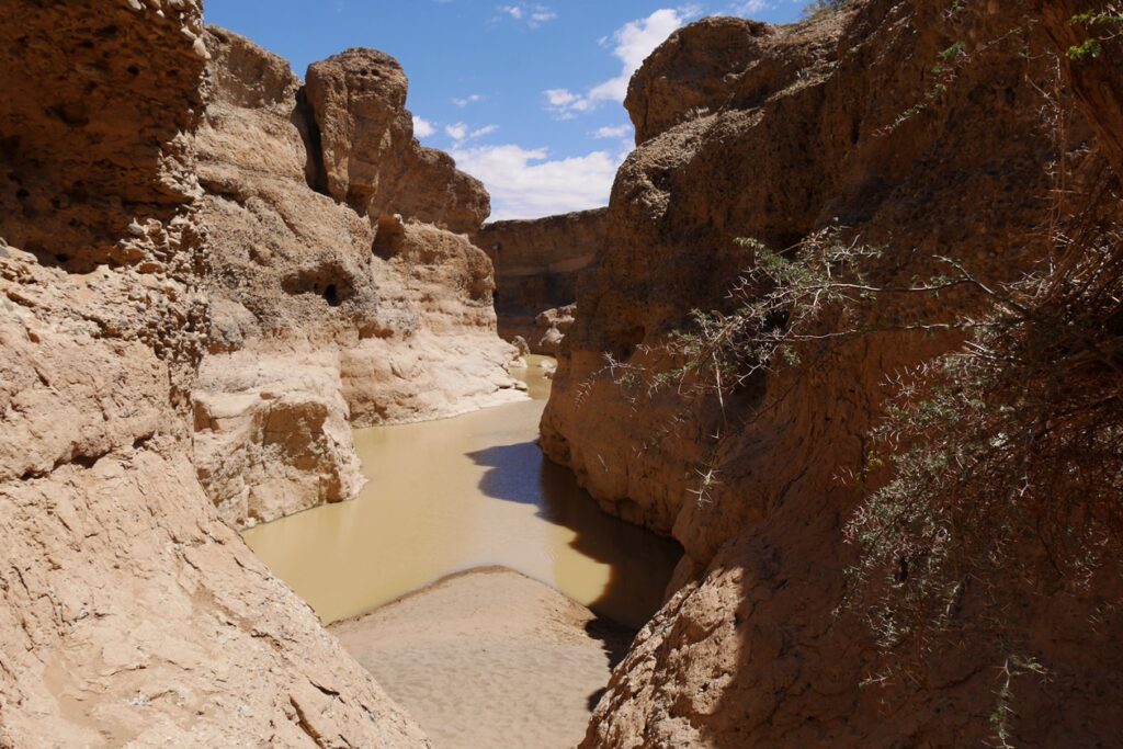 Der Sesriem Canyon ist nach Regenfällen mit Wasser gefüllt.