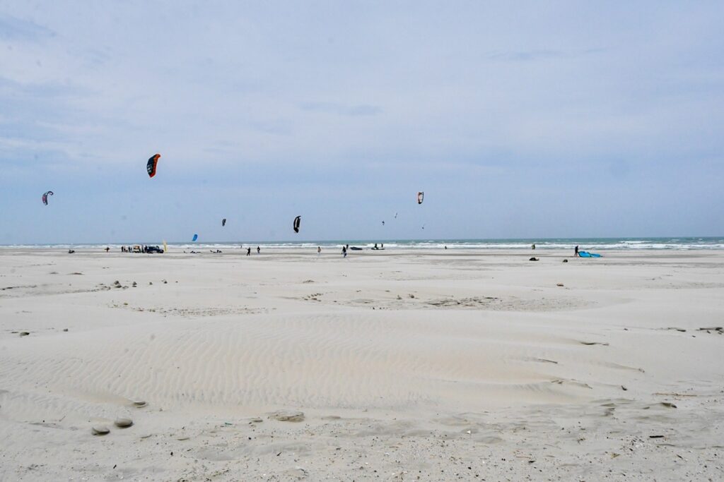 Strand von Ameland der voll ist mit Kitesurfern