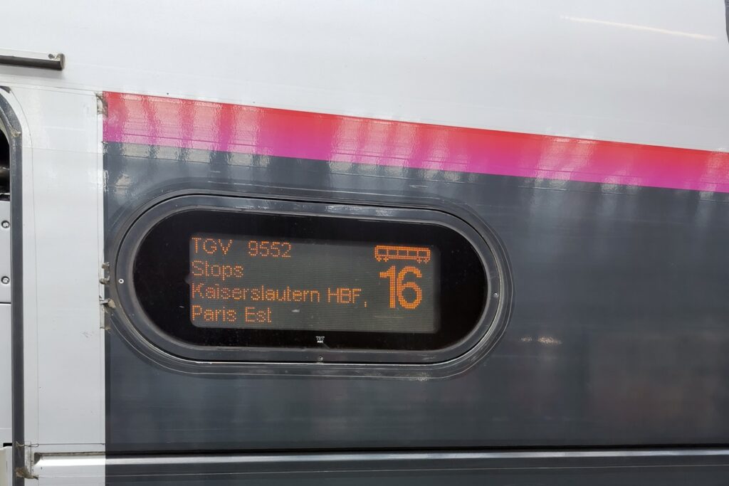 Zuganzeige des TGVs, der über Kaiserslautern nach Paris fährt