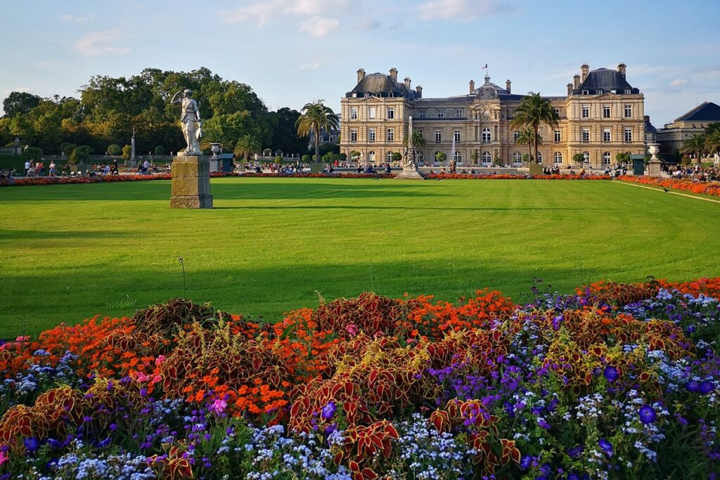 Der Jardin du Luxembourg mit Blumen und Rasenfläche im Vordergrund