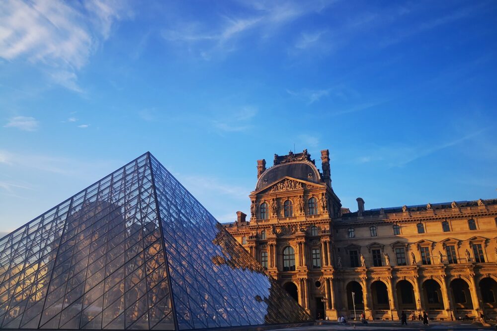 Pyramide des Louvres im goldenen Licht der untergehenden Sonne