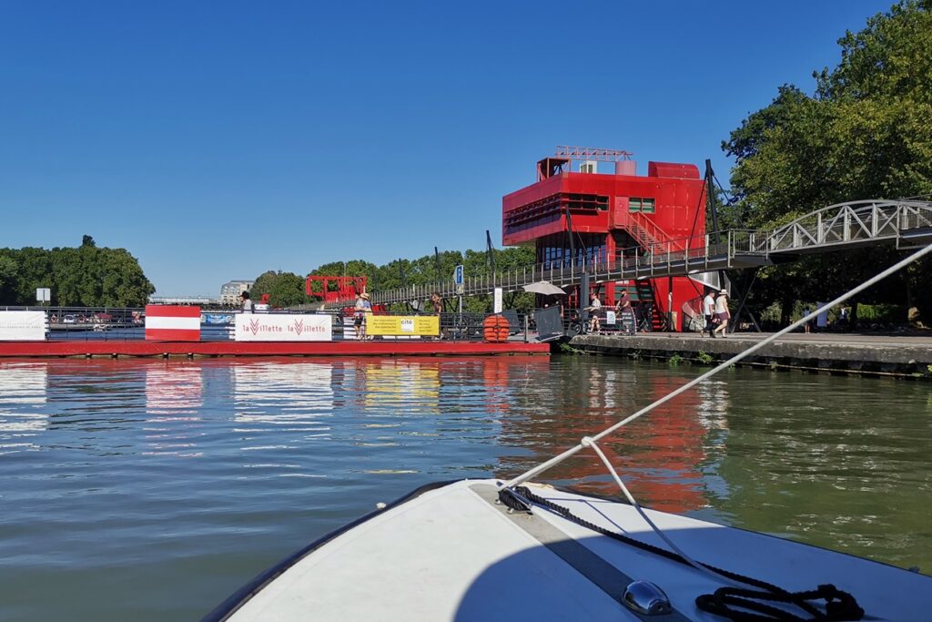 Im Sommer in Paris kann man Boote mieten und auf dem Kanal fahren