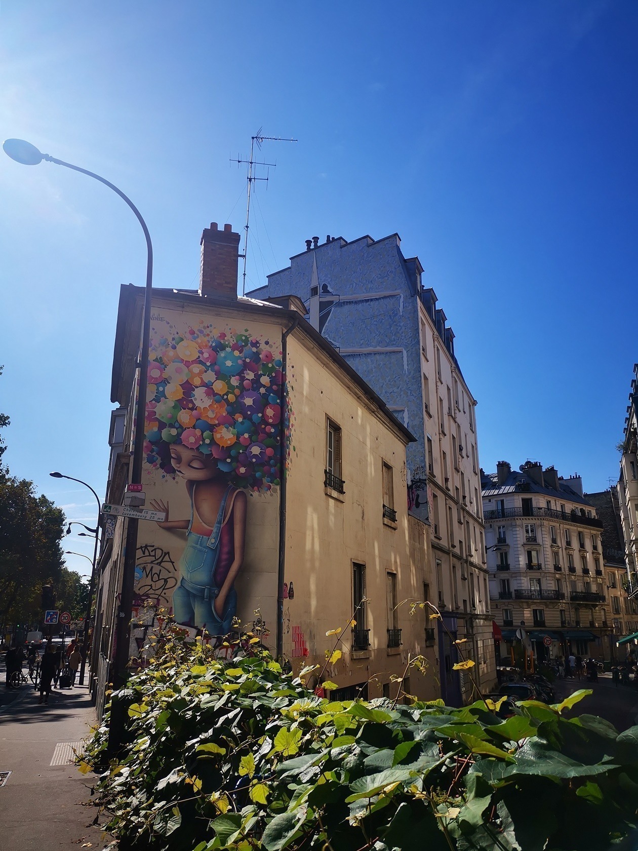 Großflächige Streetart mit Luftballons an einer Häuserfassade