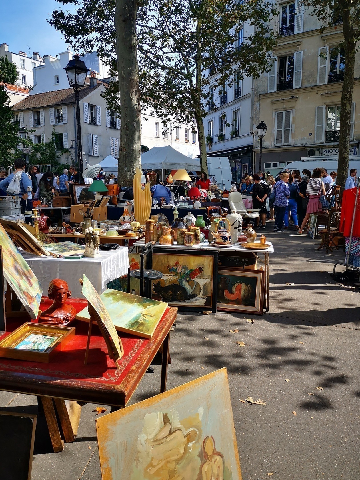 Im Sommer in Paris ist in Montmartre Flohmarkt