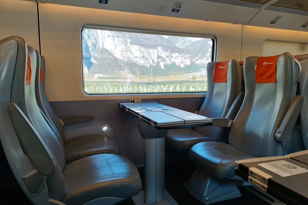 Sitzgruppe in einem italienischen Zug auf der Fahrt durch Südtirol.