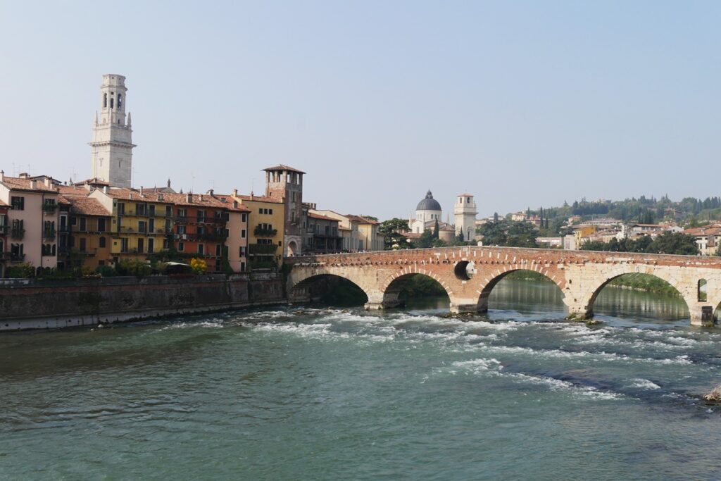 Blick auf den Fluss, der die Altstadt von Verona umgibt.
