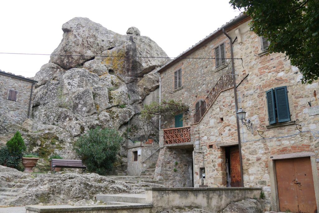 Steinhäuser in einem Ort der Maremma, die sich in den Fels integrieren.