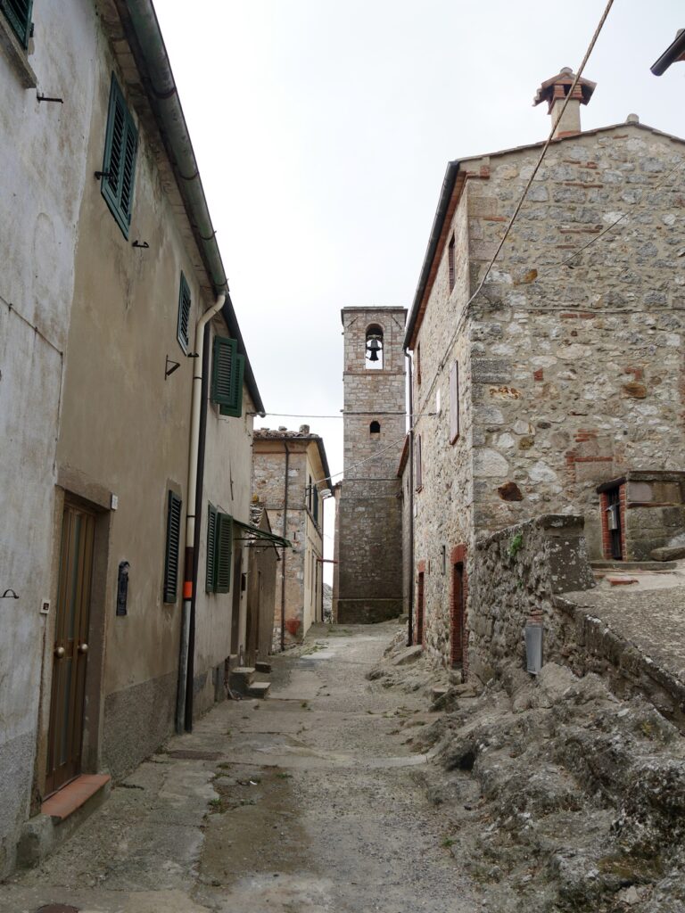 Kleine Gassen in einem mittelalterlichen Dorf.
