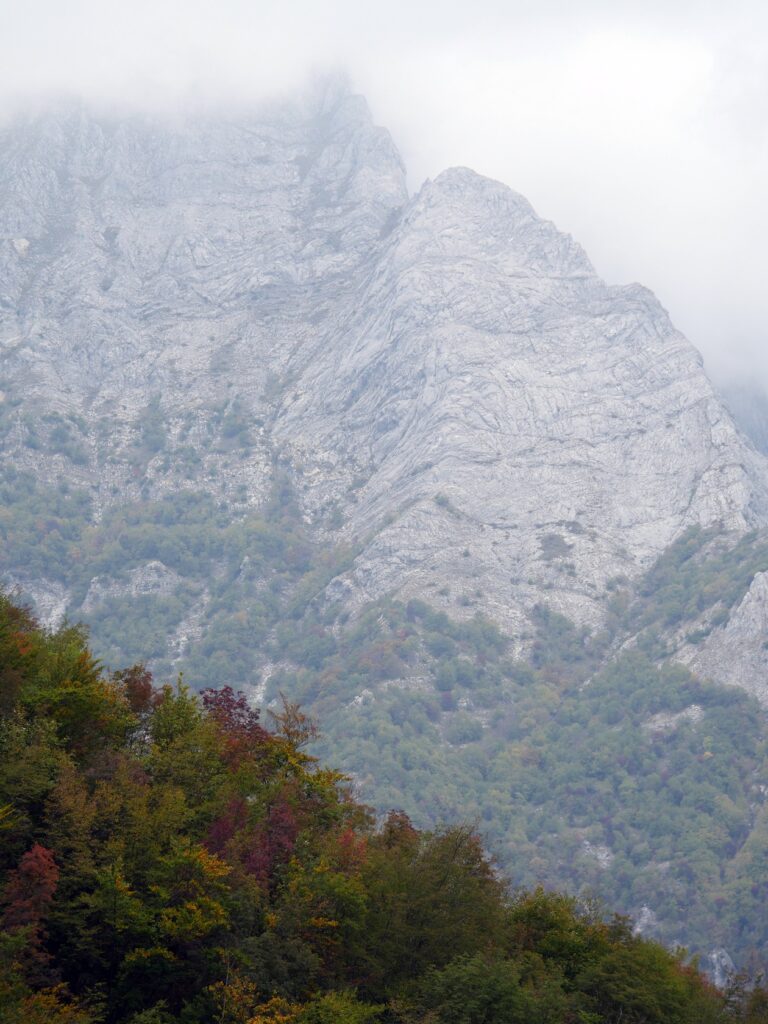 Nebelverhangene Berge in den Alpi Apuane in der Toskana.
