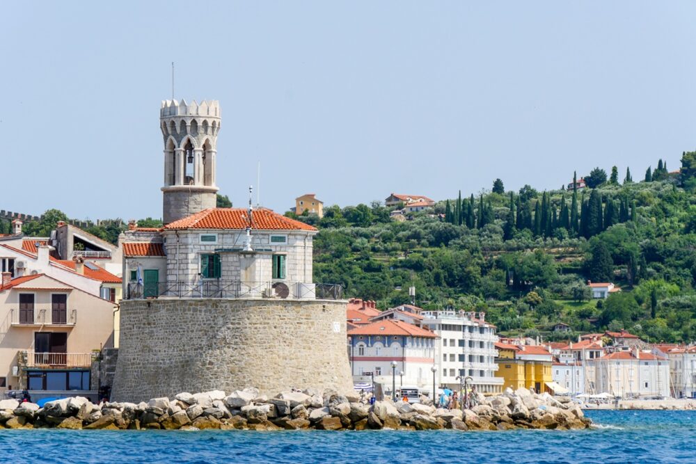 Die Altstadt von Piran mit dem markanten Leuchtturm von Sloweniens Mittelmeerküste aus gesehen