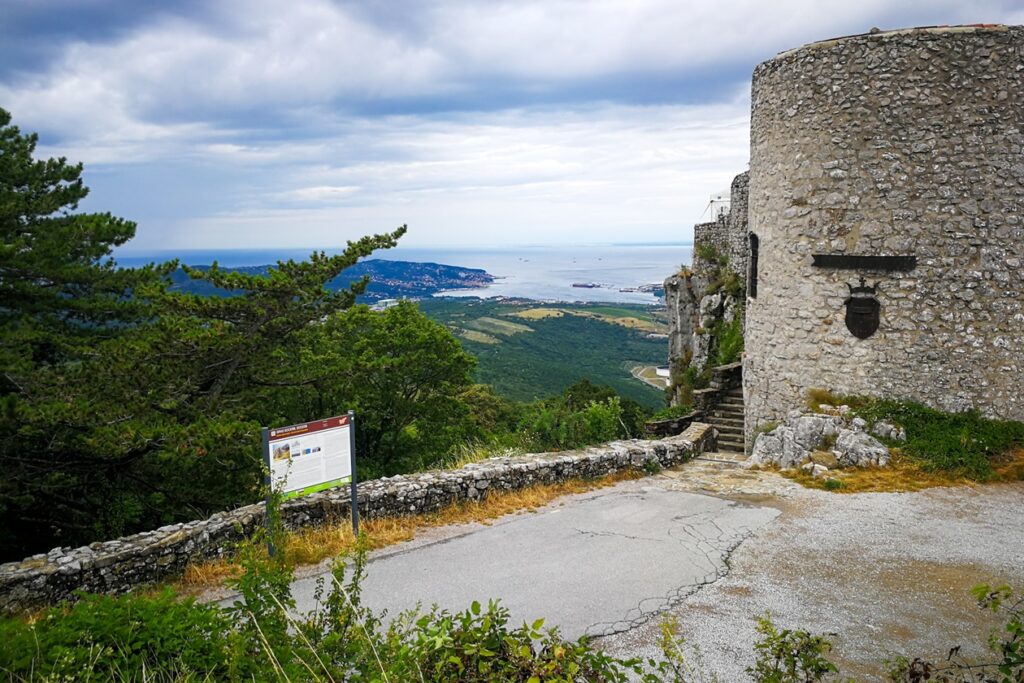 Blick auf die Burg Grad Socerb. Im Hintergrund sieht man Sloweniens Mittelmeerküste.