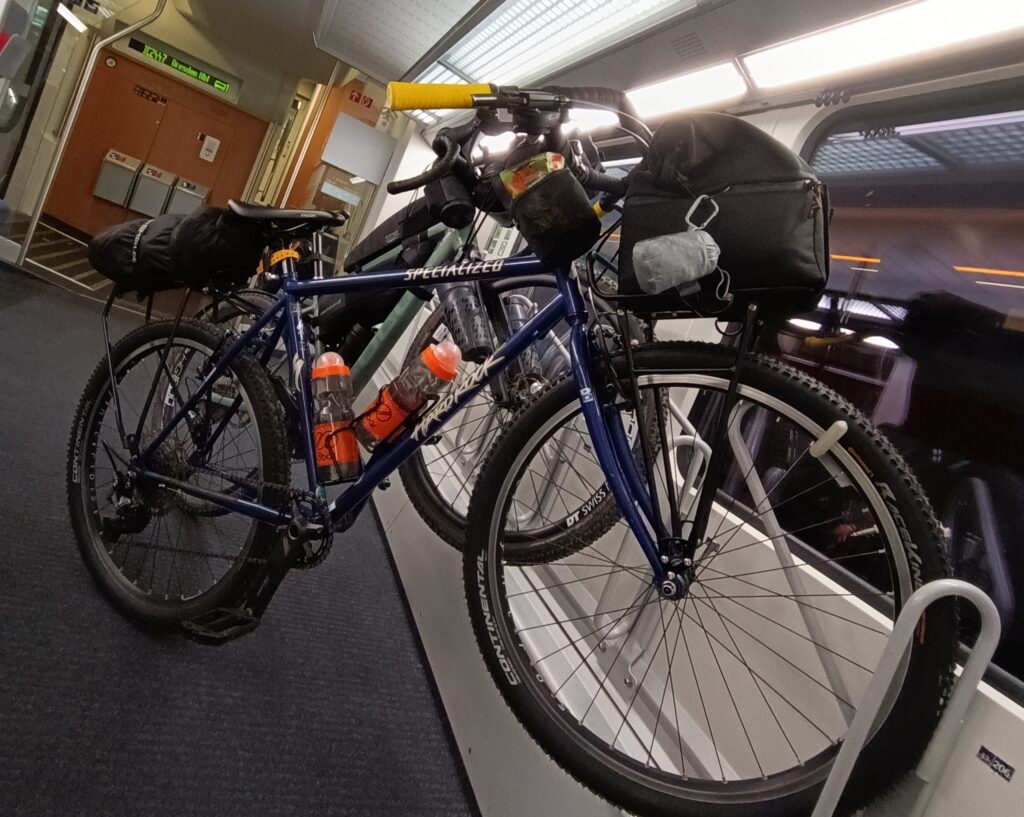 Gepackte Räder für die Tour mit dem Rad von Dresden nach Prag in einem Zugabteil.