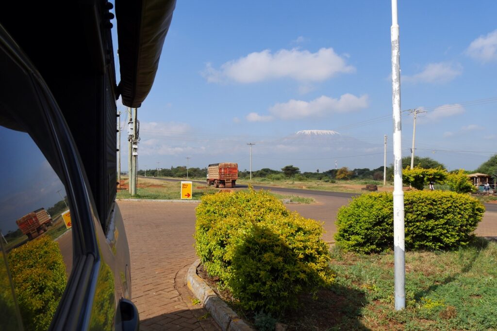 Tankstopp mit Blick auf den Kilimandscharo