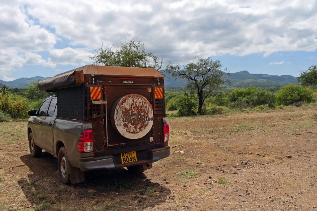 Dreckiger Mietwagen nach der Fahrt vom Amboseli Nationalpark zum Gate des Tsavo West Nationalparks auf unserer Selbstfahrerreise durch Kenia.