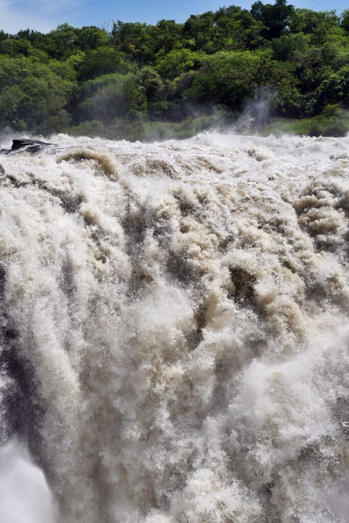 Detailaufnahme der unglaublichen Wassermassen des Nils, die die Murchison Falls hinabstürzen.