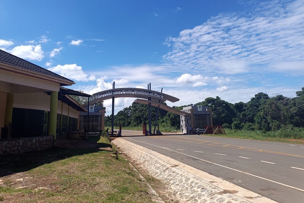 Blick auf die Häuschen und das Tor des Kichumbanyobo Gates zum Murchison Falls Nationalpark.