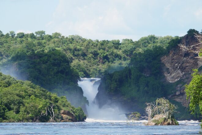 Blick vom Nil auf die Murchison Falls im Murchison Falls Nationalpark in Uganda