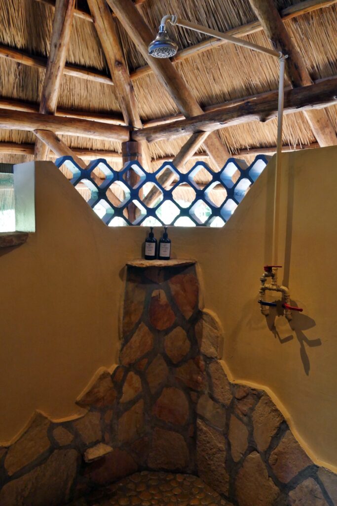 Dusche der der Thatched Safari Tents in der Murchison River Lodge.
