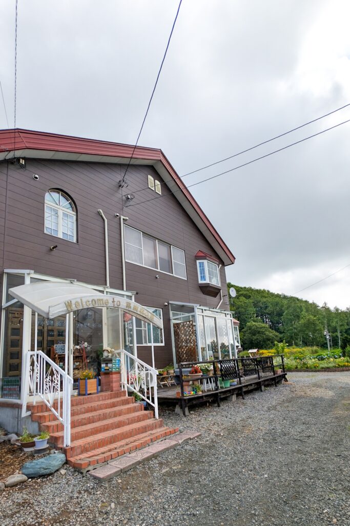 Fassade der Pension Natsumi no Sato in Biei.