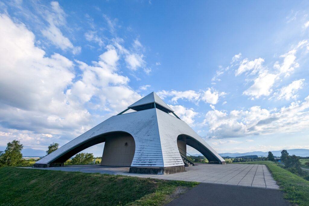 Die pyramidenförmigen Aussichtsplattform Hokusei-no-oka bei Biei in Hokkaido.