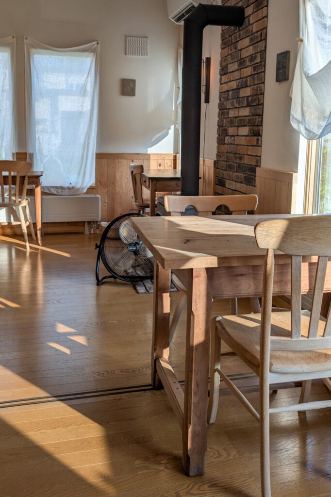 Blick in ein sonnendurchflutetes Café.