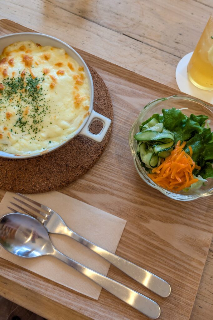 Draufsicht auf einen gedeckten Tisch mit Kartoffelbrei und Salat.