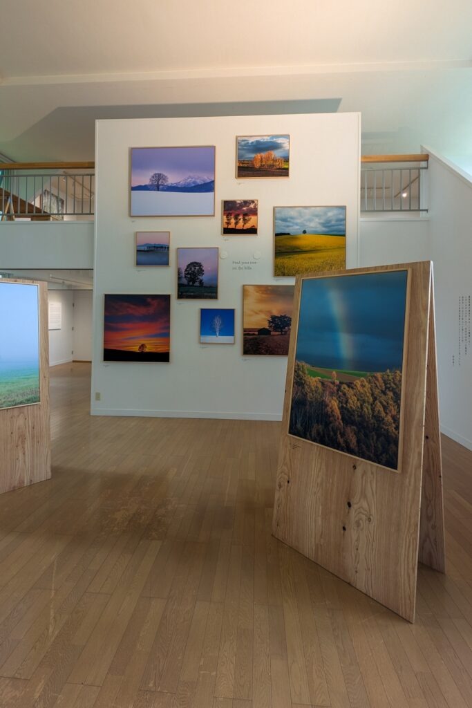 Das Foto zeigt den Innenraum der Takushinkan Fotogalerie mit einigen ausgestellten Fotografien.