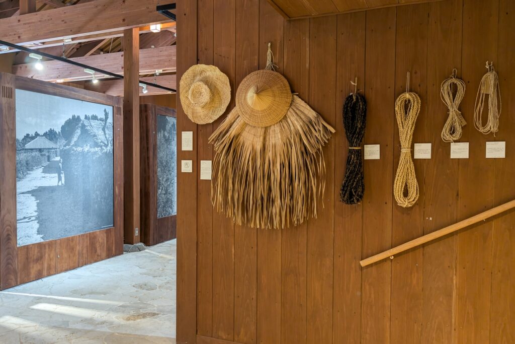 Verschiedene traditionelle Gegenstände, welche aus Bast hergestellt sind. Sie hängen im Besucherzentrum Taketomis an der Wand.