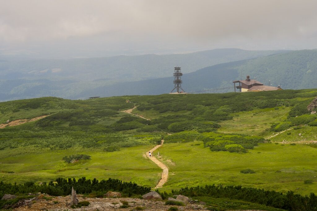 Blick auf die Bergstation des Mt. Asahidake und die umliegende Landschaft.