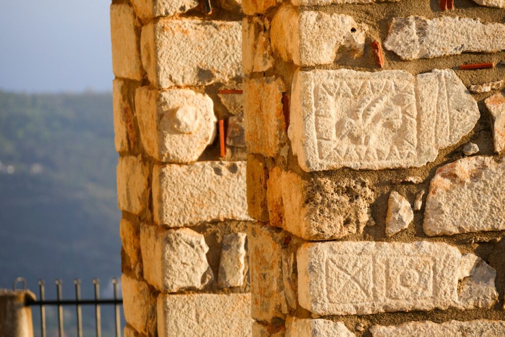 Details an der Kirche im Dorf Pyrgos auf der Peloponnes.