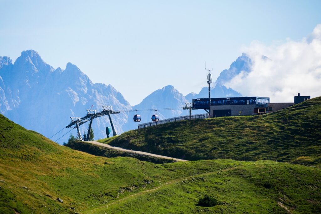 Blick auf die Bergstation der Streubödenbahn mit Bergpanorama im Hintergrund