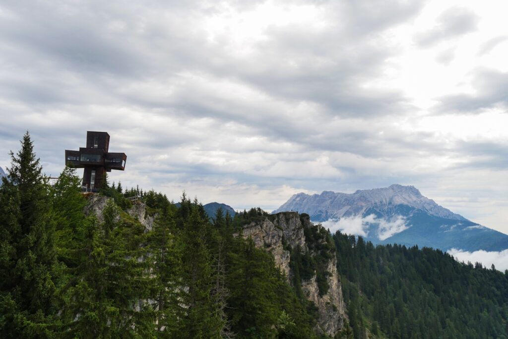Blick auf das Jakobuskreuz und die umliegenden Gipfel des Pillerseetals