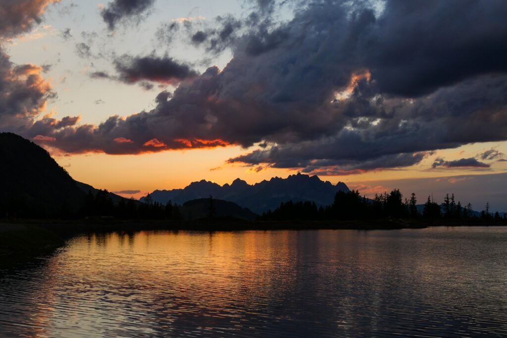 Spektakulärer Sonnenuntergang über dem wilden Kaiser während des langen Freitags bei den Bergbahnen in Fieberbrunn.