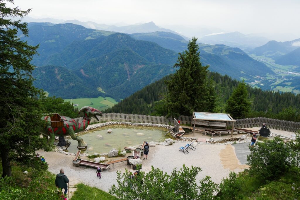 Wasserpark mit Dinosauriern auf der Steinplatte