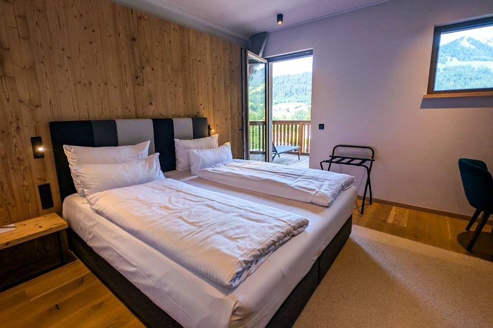 Bett in einer der Suiten des ADEA Fieberbrunn.