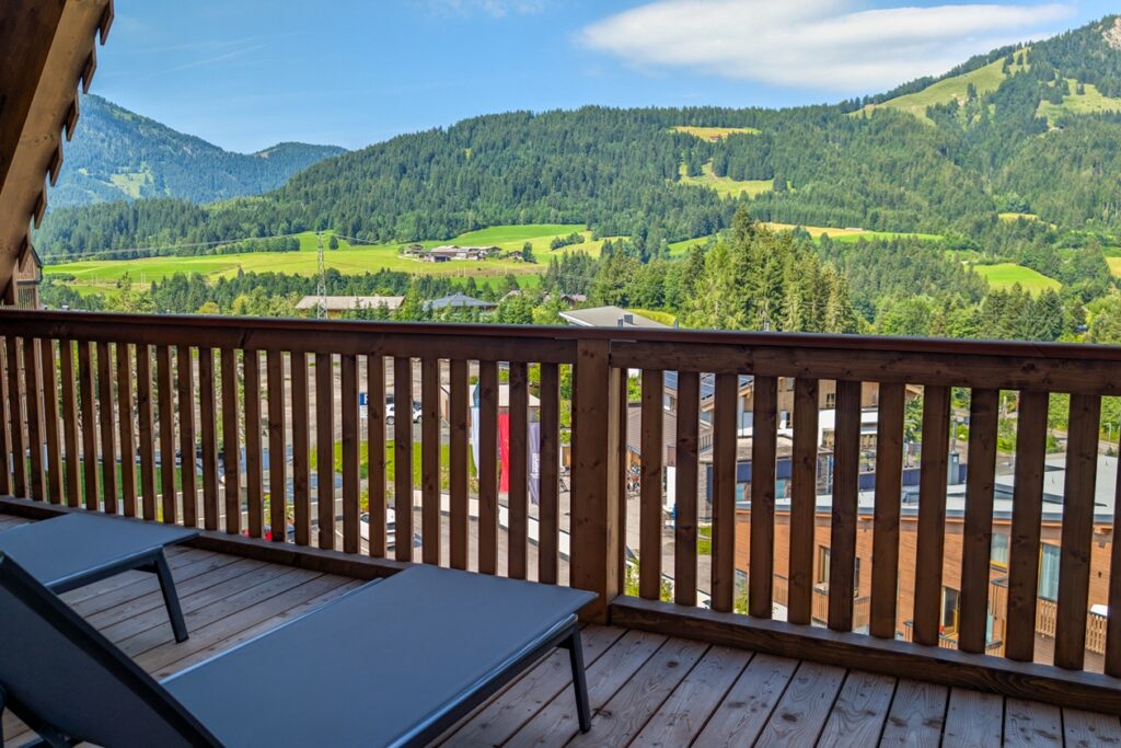 Großer Balkon einer Suite im ADEA Fieberbrunn