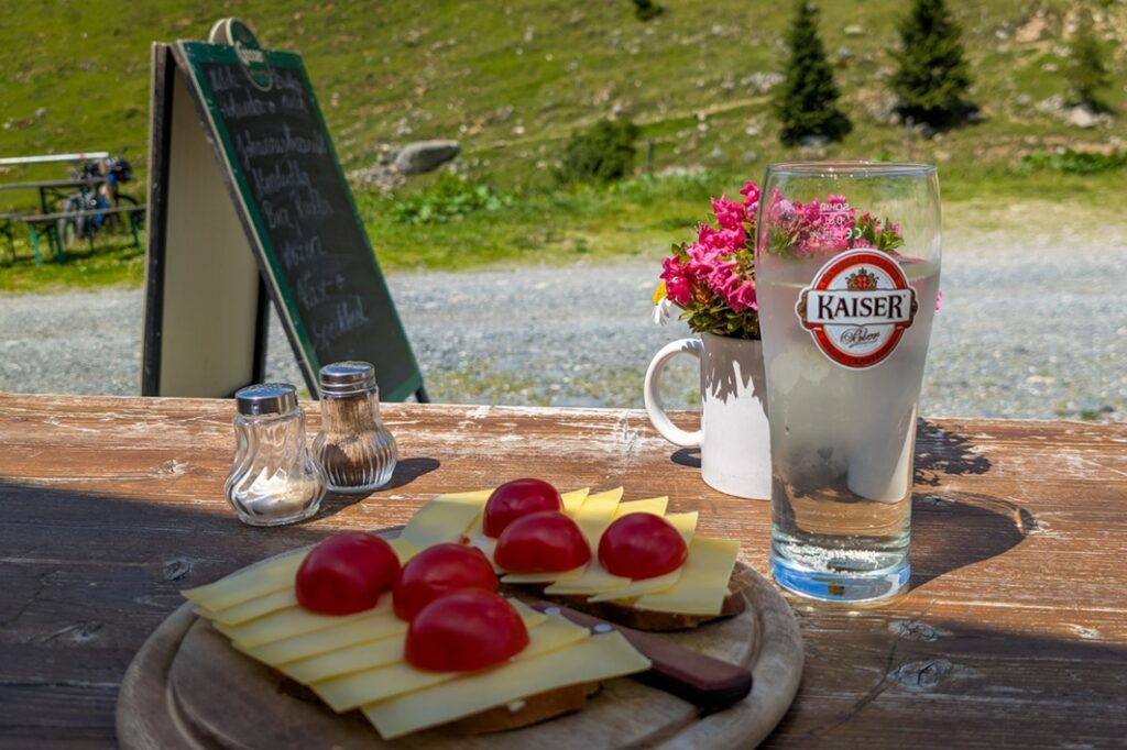 Brotzeit auf einer Alm im Pillerseetal