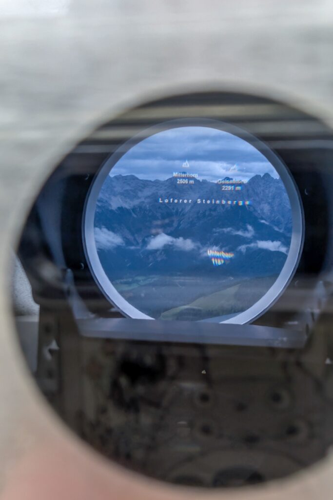 Blick durchs Fernglas des Jakobuskreuz mit Namen der umliegenden Gipfel der Tiroleralpen.