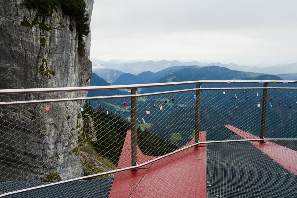 Aussichtsplattform auf der Steinplatte mit Blick ins Pillerseetal