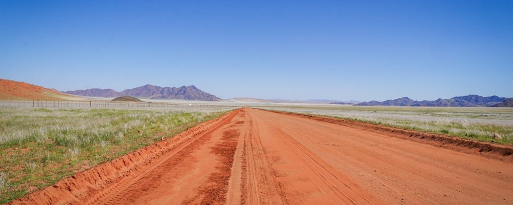 Rote Sandpiste teilt die Dünen der Namib und die Tirasberge