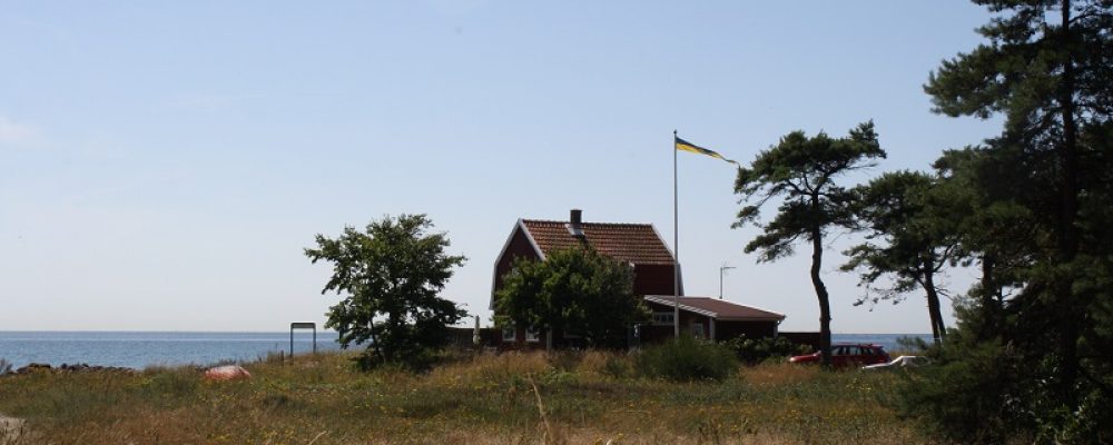 Kleines rotes Holzhaus mitten in Südschweden