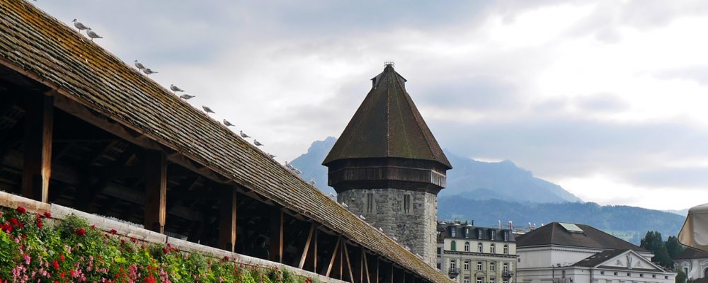 Zwei Sehenswürdigkeiten von Luzern, die Kapellbrücke und der Pilatus